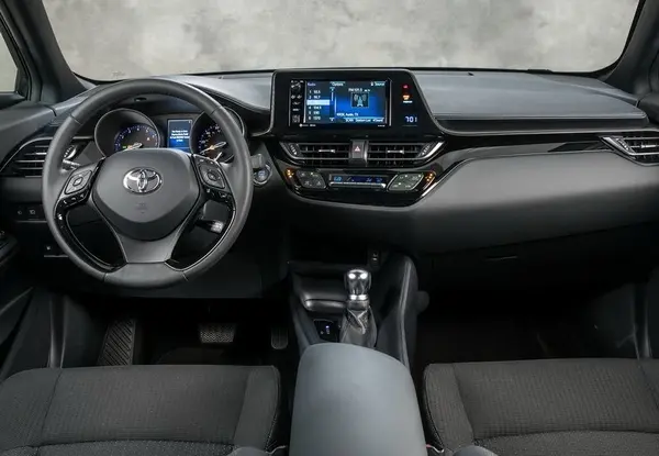 نمای داخلی تویوتا C-HR