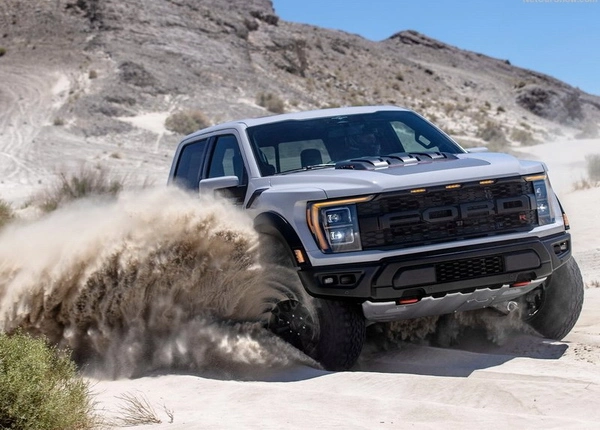 نمای جلویی فورد F150 رپتور R ۲۰۲۳