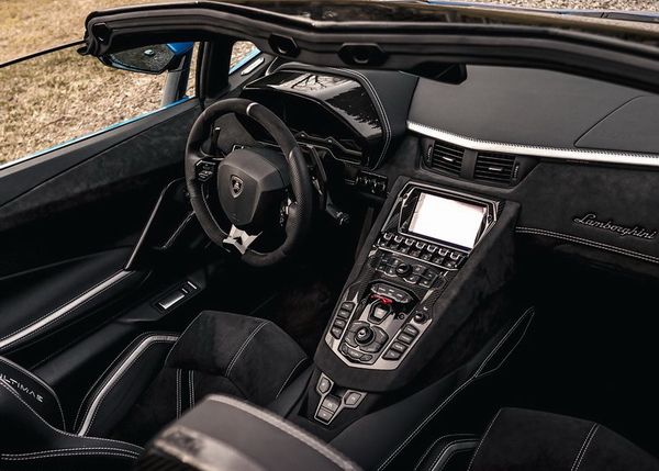 نمای داخلی لامبورگینی اونتادور LP780-4 ۲۰۲۲