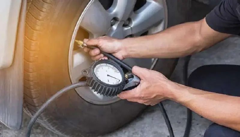 چک کردن باد لاستیک خودرو