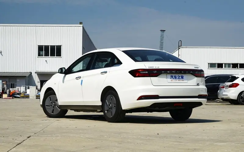 نمای عقب ونوسیا D60 EV پلاس