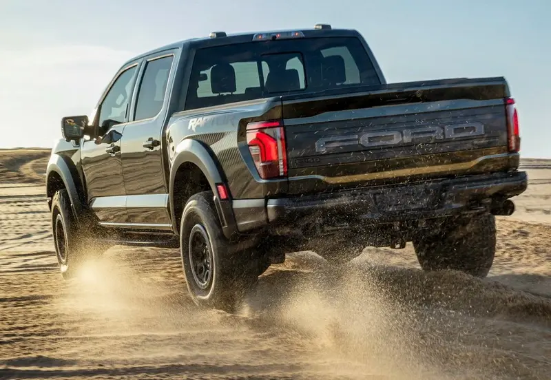 نمای عقب فورد F150 رپتور ۲۰۲۴ 
